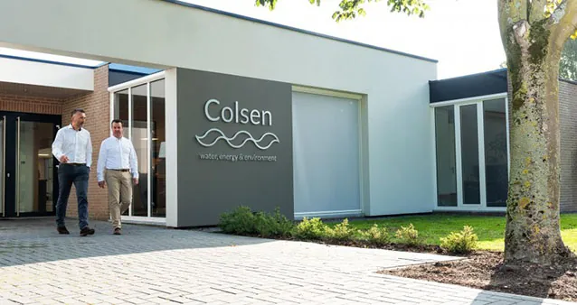 Twee medewerkers lopen naar buiten bij het kantoor van Colsen.