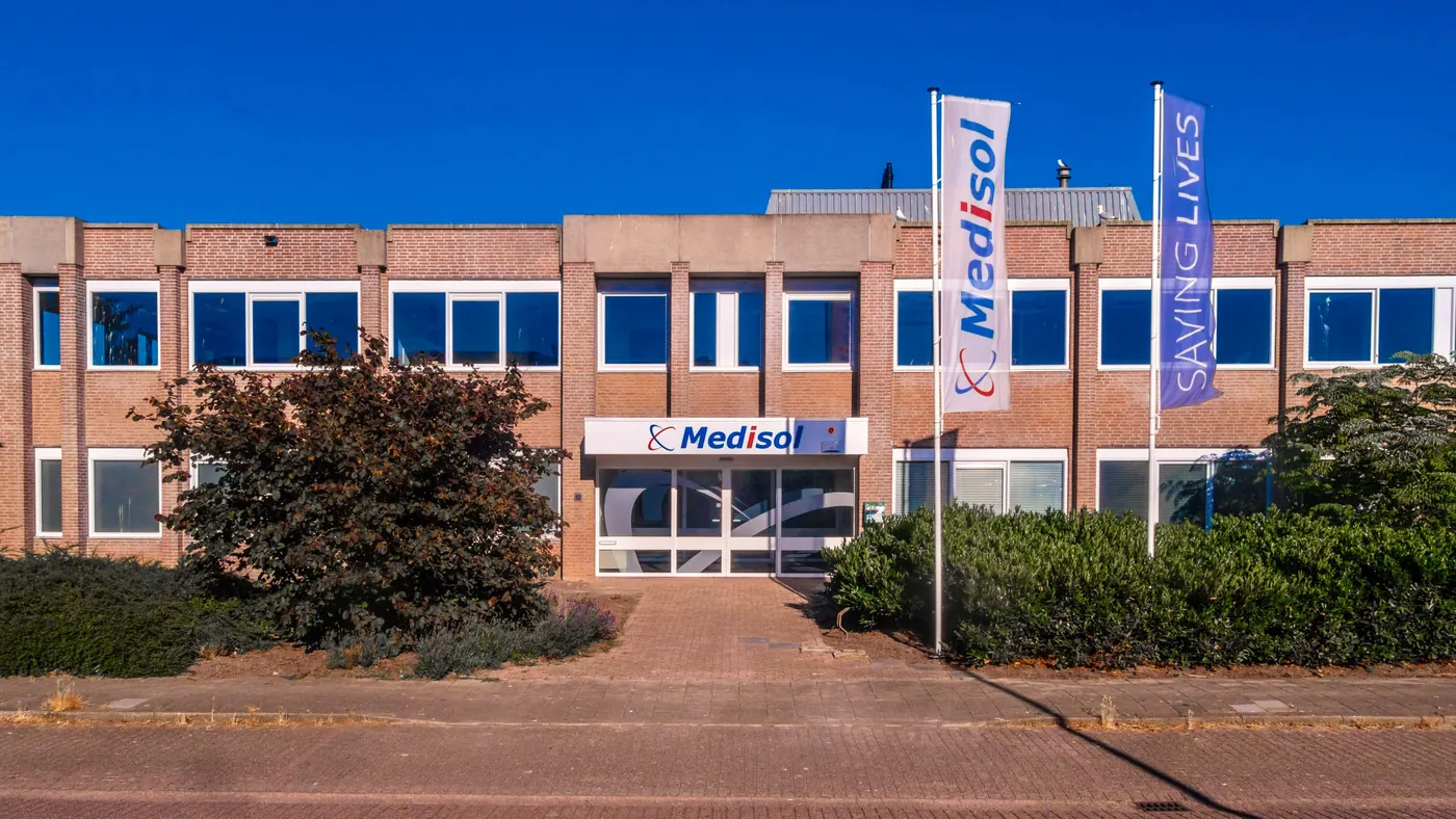 Het bedrijfspand van Medisol met vlaggen voor de deur.