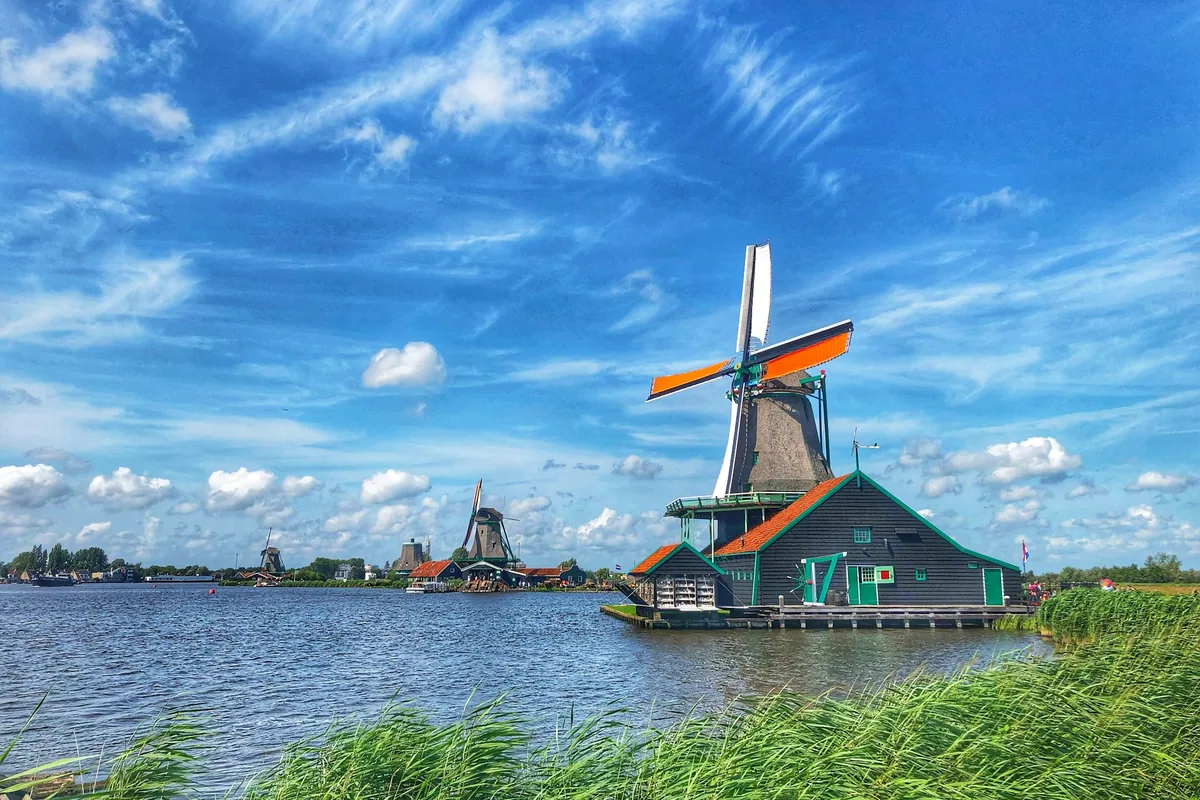 Een molen aan het water in een Hollandse polder.